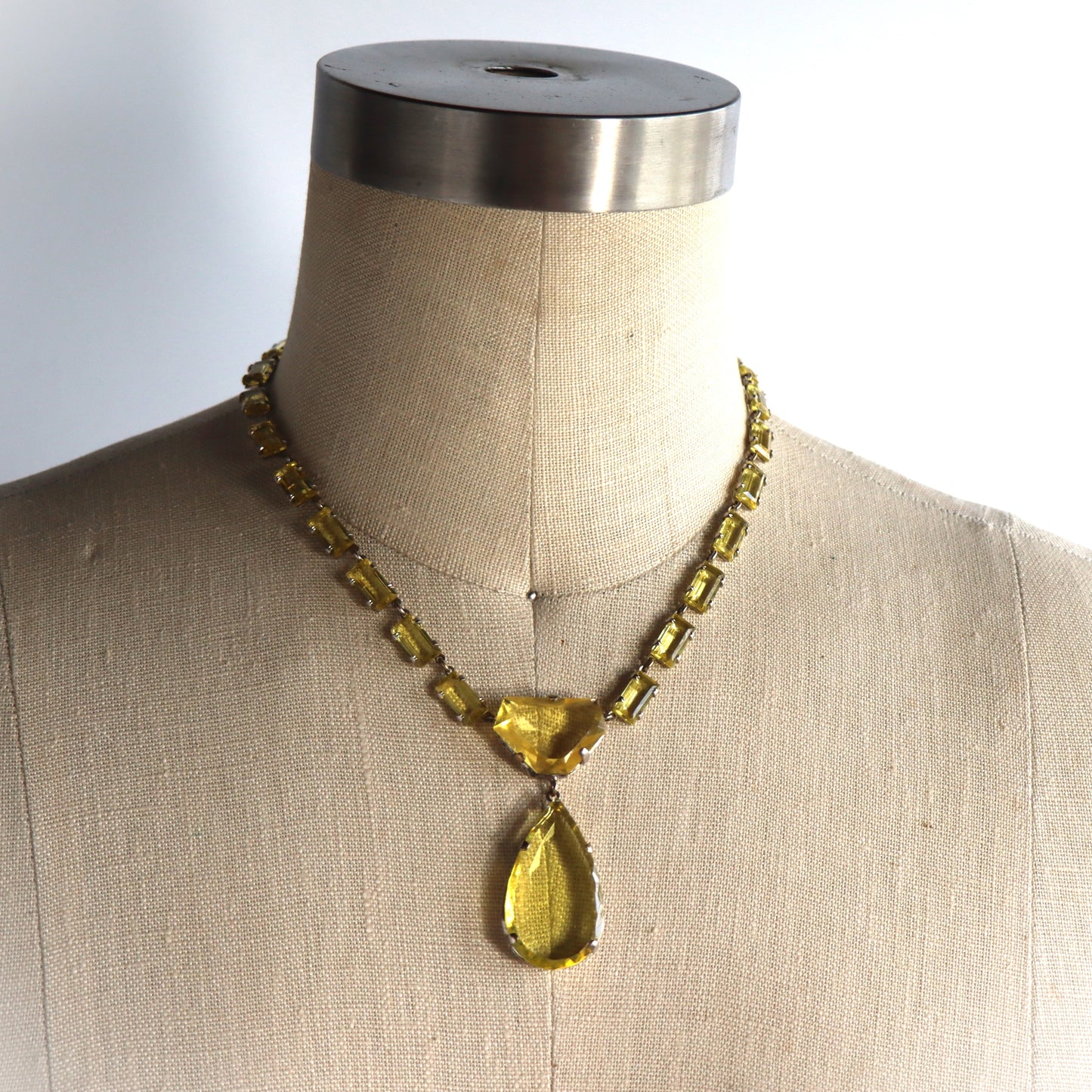 Art Deco Czechoslovakian Rhodium Plate Uranium Vaseline Glass Necklace c1930